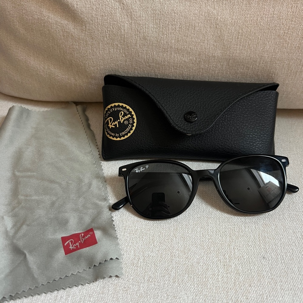 Ray-Ban Classic Black unisex Sunglasses with Case RB2197